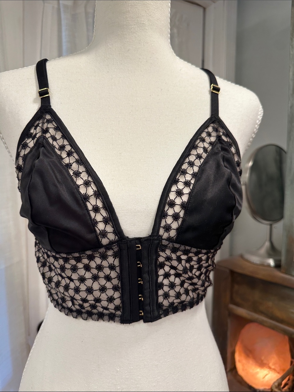 VICTORIA'S SECRET LONGLINE TRIANGLE STARBURST BRALETTE. BLACK/Medium